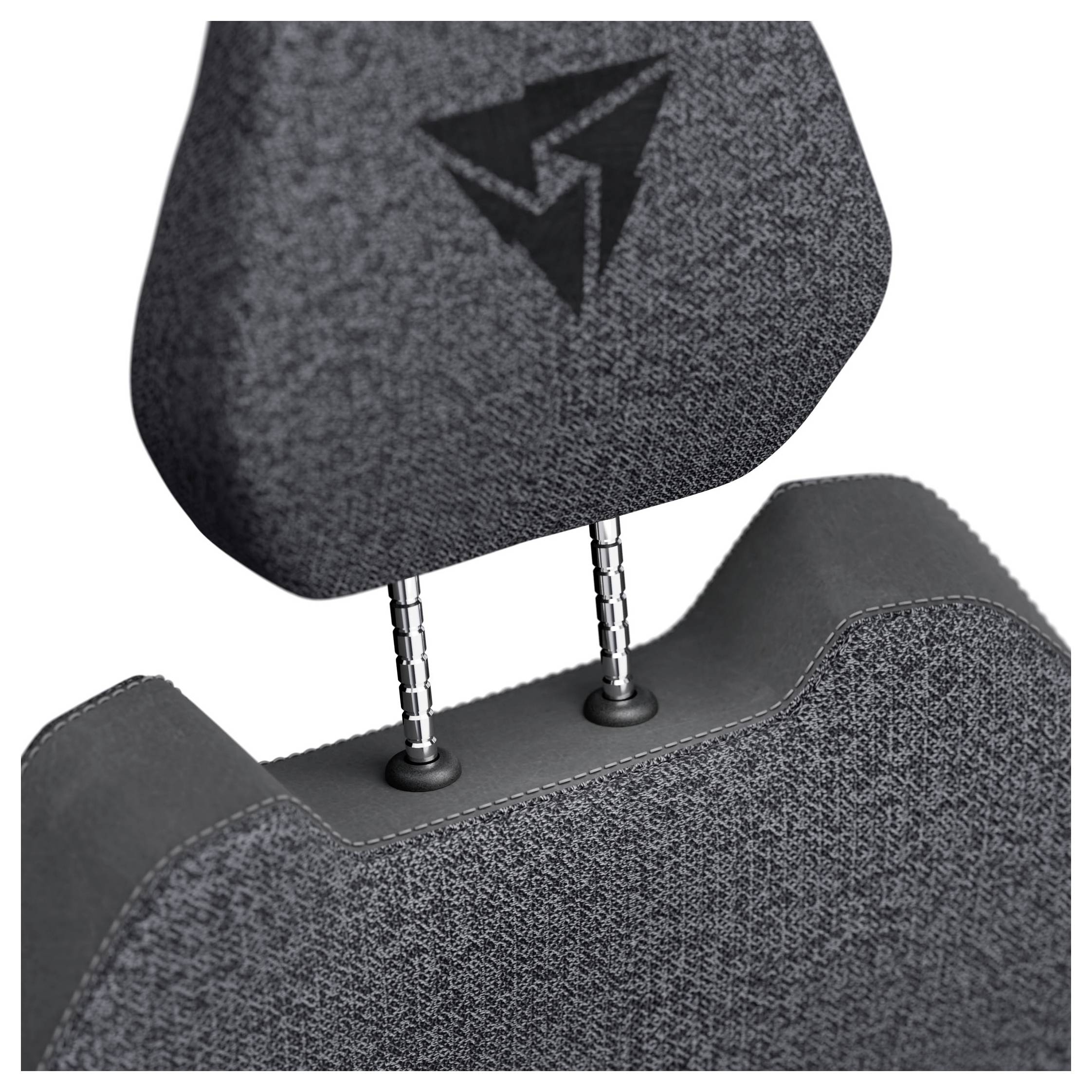 Eine Nahaufnahme einer Kopfstütze eines Autositzes mit einem strukturierten Stoff, der ein dezentes Logo und verstellbare Metallstangen zur Höheneinstellung aufweist.