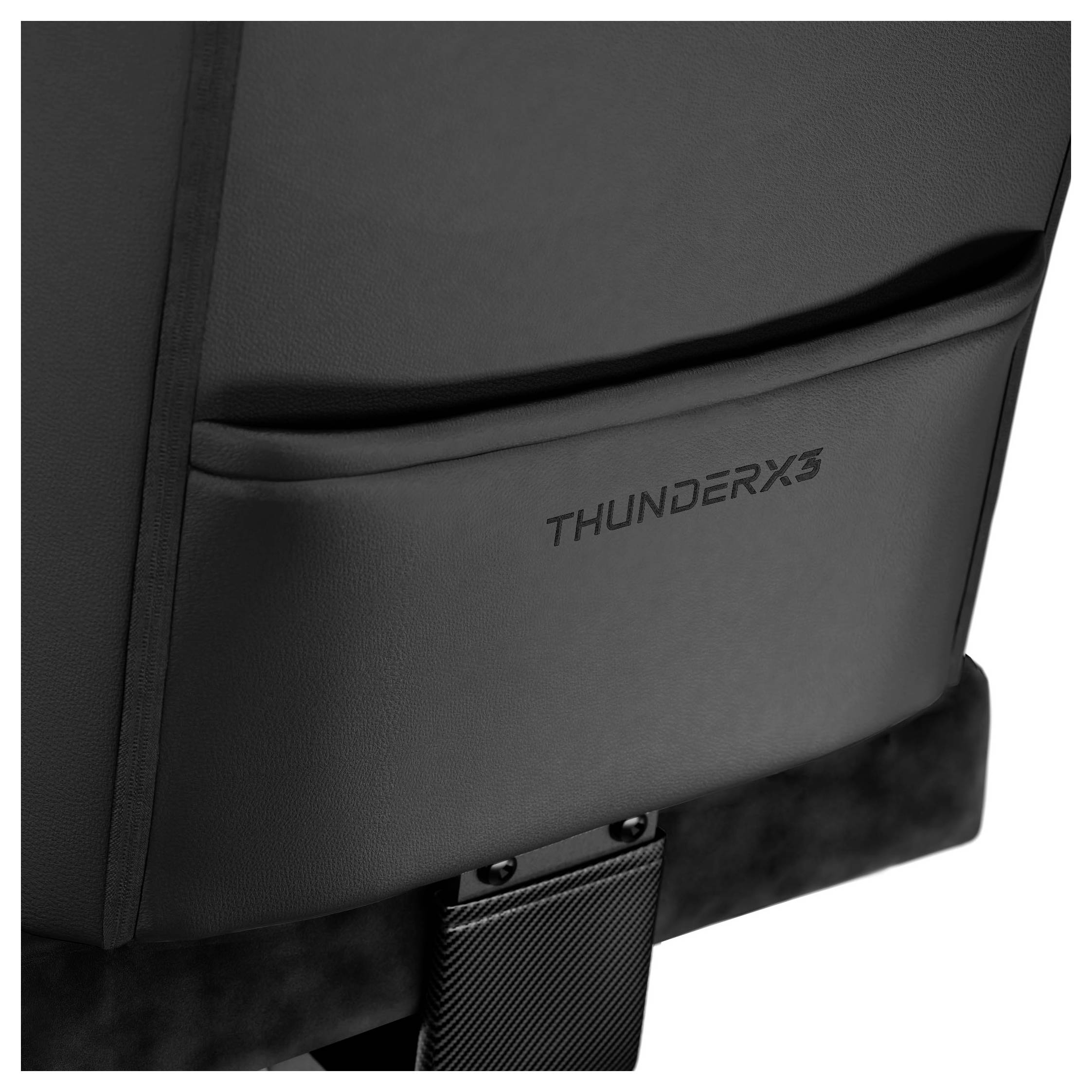 Eine Nahaufnahme der Rückenlehne mit dem eingepresstem Schriftzug ‚ThunderX3', die das elegante Design und das Material des Gaming-Stuhls in den Vordergrund stellt.