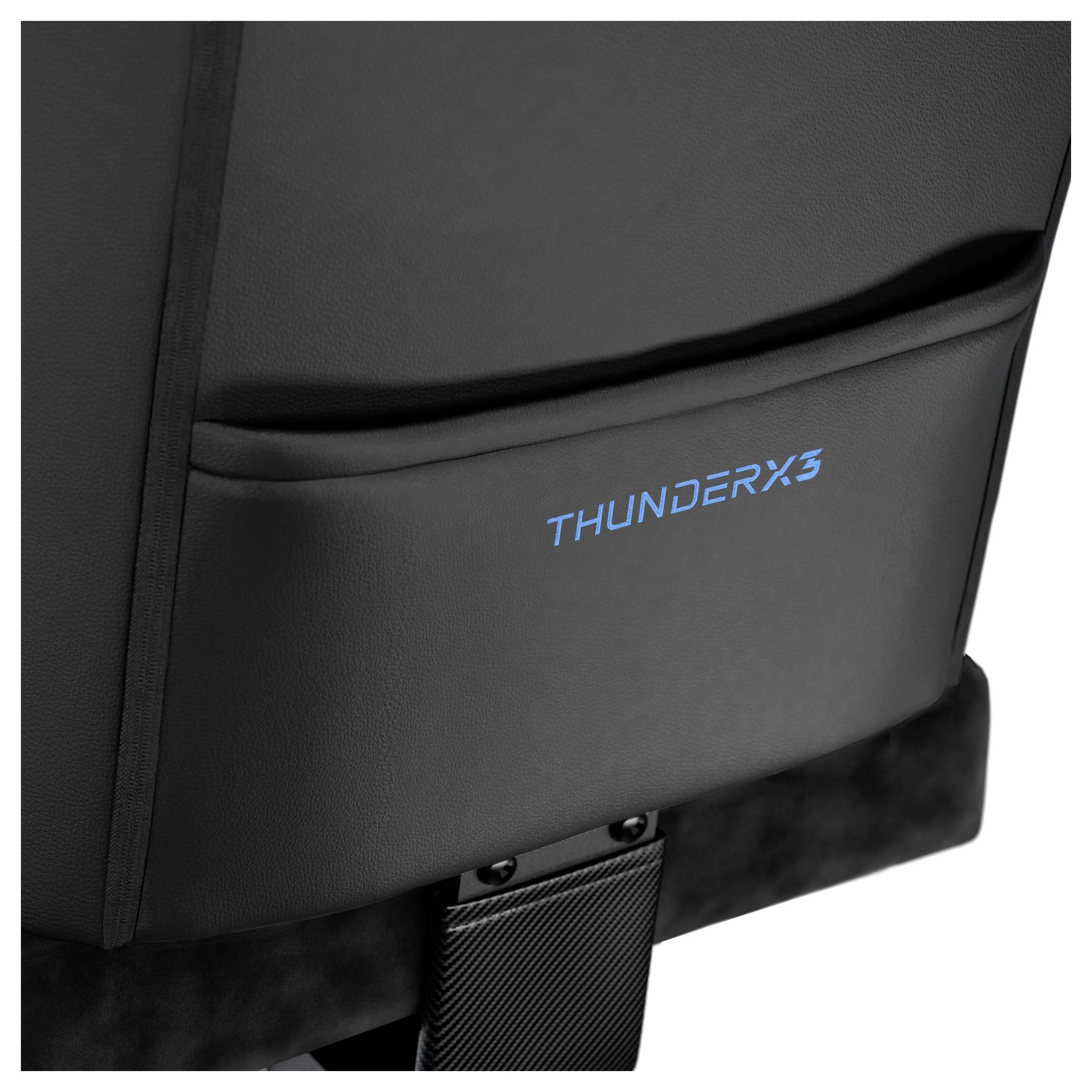 Rückenlehne eines Gaming-Stuhls mit dem 'THUNDERX3'-Logo in Blau.