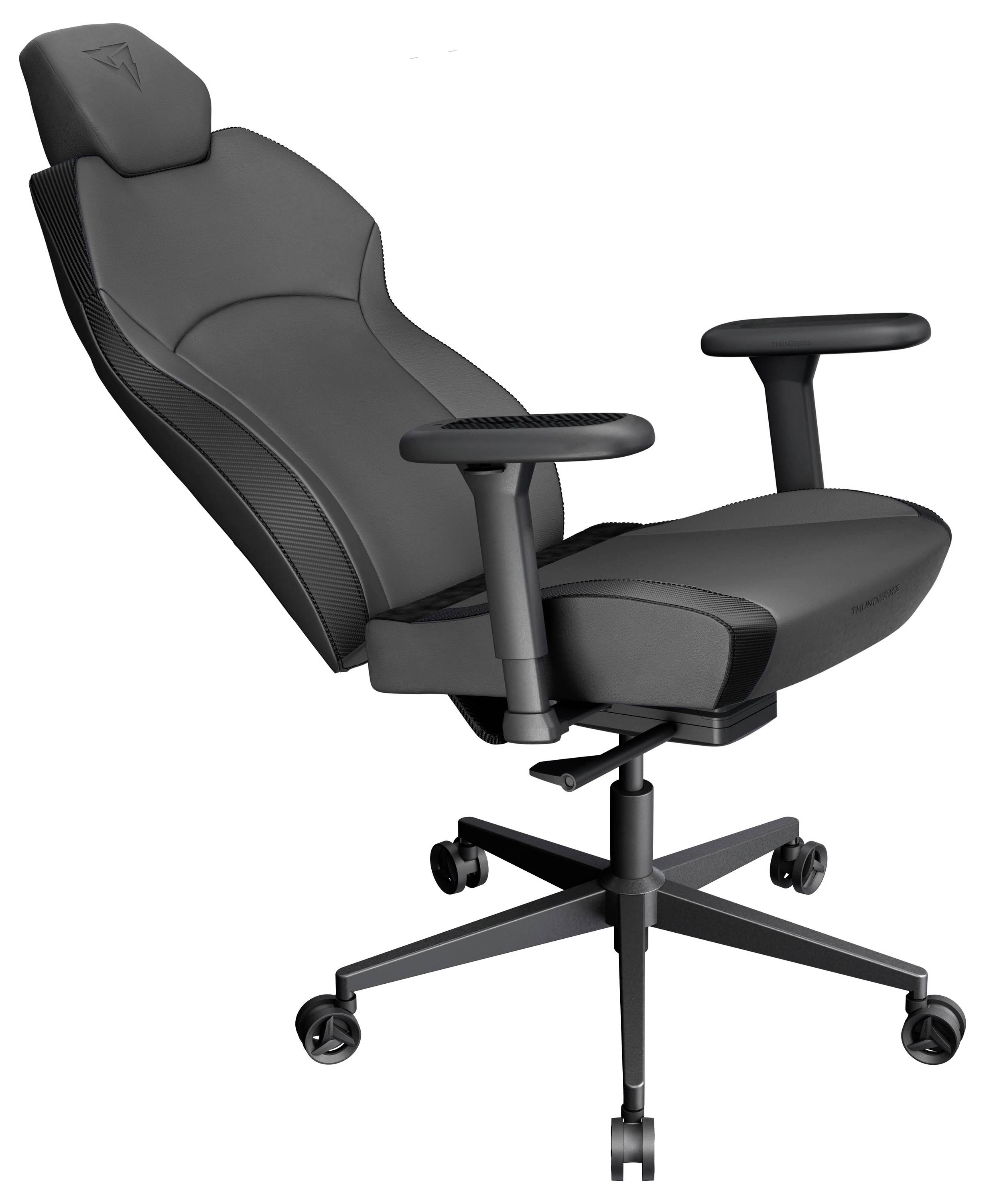 Ein schwarzer ergonomischer Bürostuhl mit verstellbaren Armlehnen, gepolstertem Sitz und hoher Rückenlehne auf einer Fünf-Rollen-Basis.