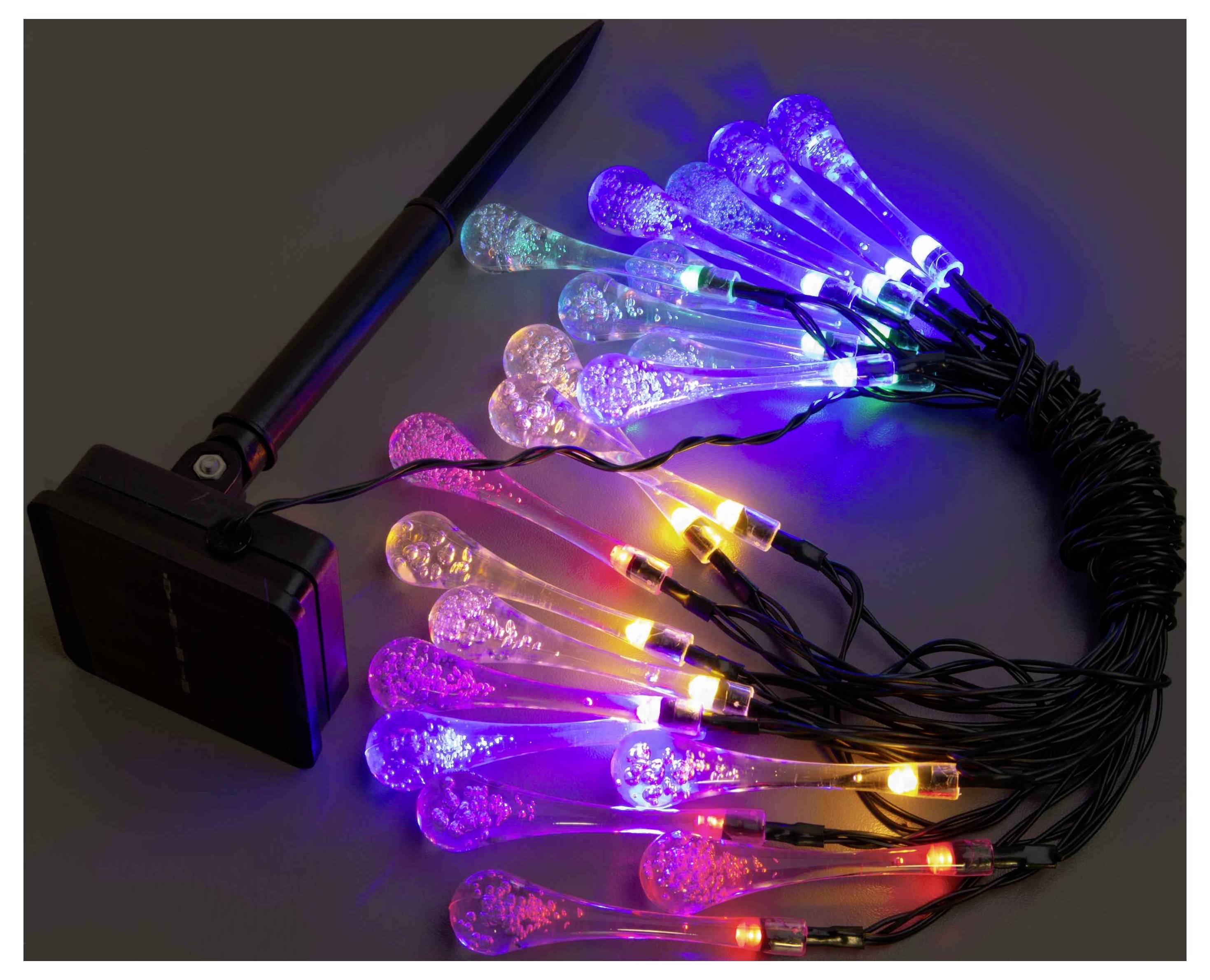 Eine Reihe bunter LED-Lichterketten mit einem Solarpanel. Die Lichter haben Tropfenformen und strahlen blaue, grüne, rosa und gelbe Farbtöne aus.
