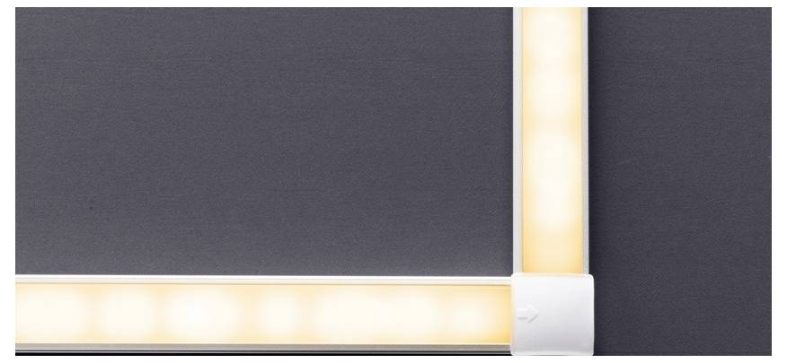 Nahaufnahme von zwei sich kreuzenden LED-Lichtstreifen auf dunklem Hintergrund, die eine beleuchtete L-Form bilden.