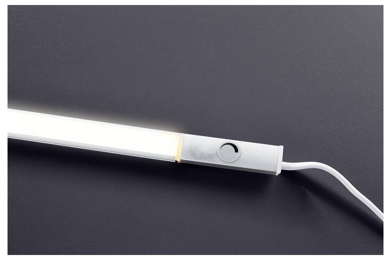 Eine schlanke, elegante LED-Unterbaulampe auf einer dunklen Oberfläche, mit sichtbarem Einschaltknopf und einem Kabel, das von einem Ende abgeht.