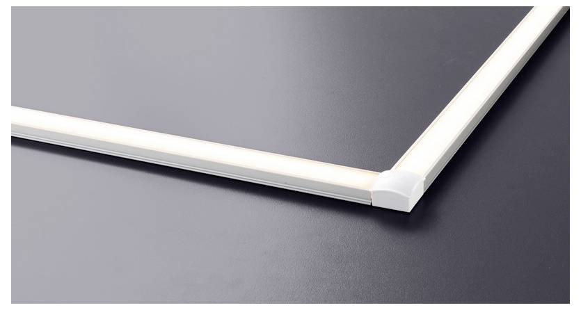 Ein weißer, beleuchteter LED-Streifen bildet einen rechten Winkel auf einer dunklen Oberfläche und hebt die Ecke mit hellem Licht hervor.