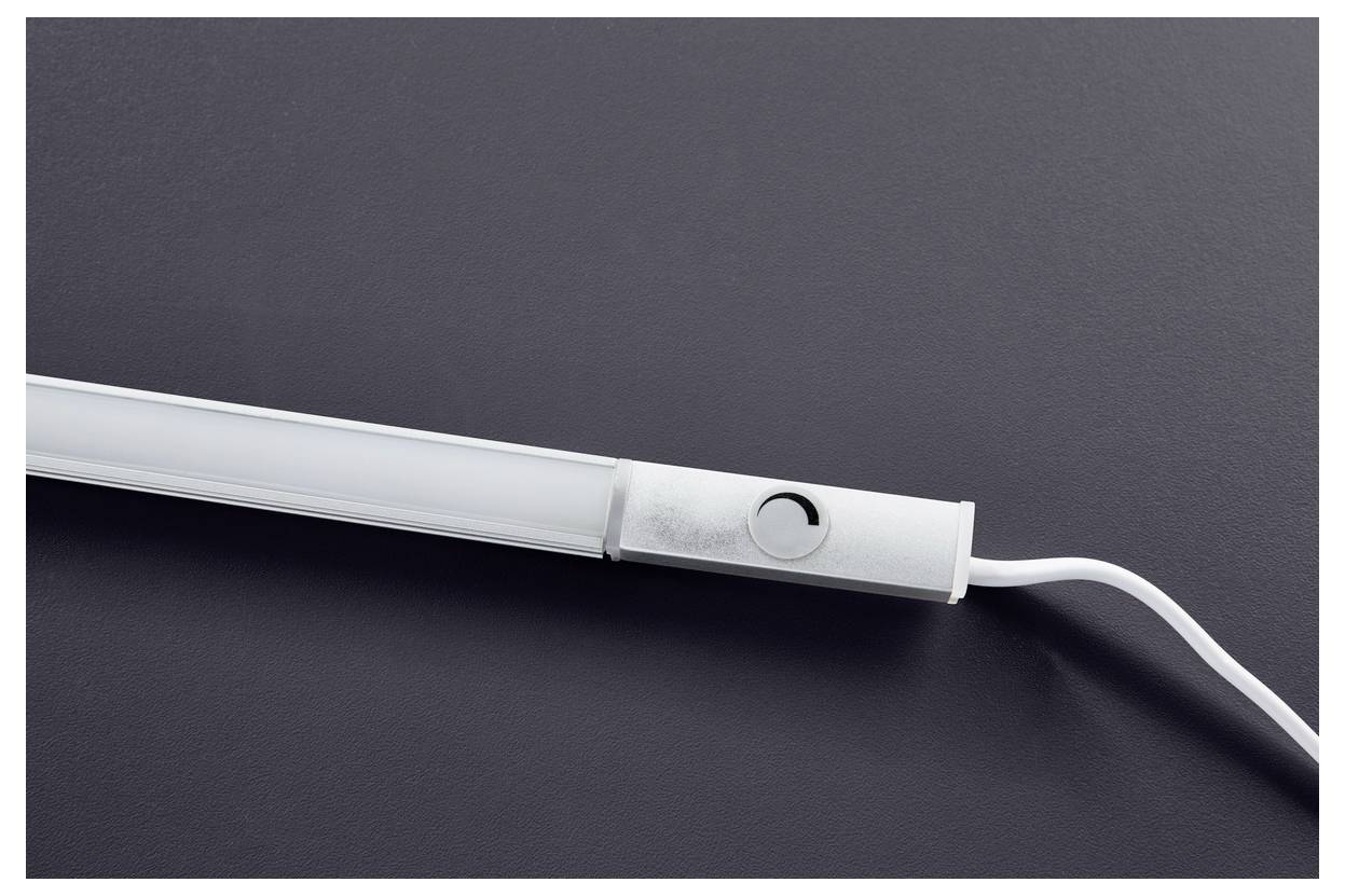 Eine schlanke, silberne LED-Lichtleiste mit einer Ein-/Aus-Taste, die an einer schwarzen Oberfläche befestigt ist und ein angeschlossenes Netzkabel zeigt.