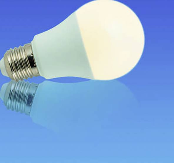 Eine leuchtende LED-Glühbirne mit einer reflektierenden Oberfläche darunter vor einem blauen Hintergrund.