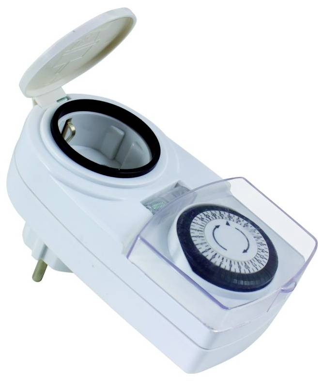 Eine weiße mechanische Zeitschaltuhr mit Steckdose, ausgestattet mit einer kreisförmigen Skala zum Einstellen von Zeitintervallen, versehen mit einer Schutzabdeckung und einem Deckel an der Steckdose.