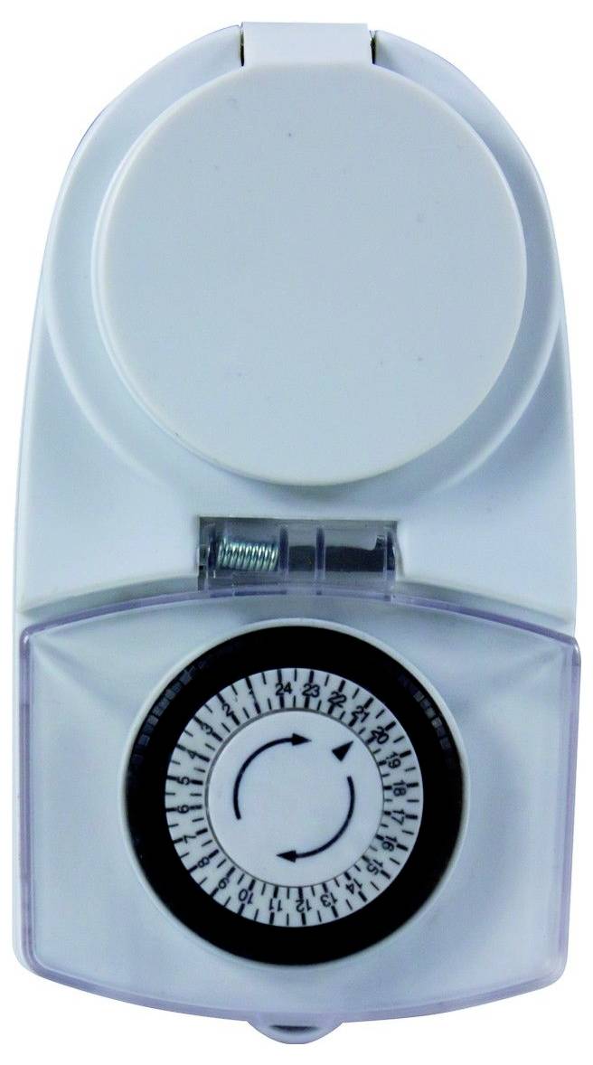 Ein weißer Zeitschalter mit einer kreisförmigen Skala, die Stunden anzeigt und einem rotierenden Pfeil zum Einstellen der Zeit, der dazu dient, elektrische Geräte zu automatisieren.