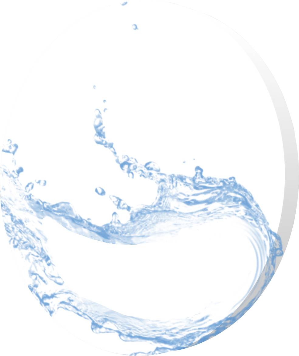 Ein Spritzer klares blaues Wasser auf weißem Hintergrund, der einen Bogen bildet.