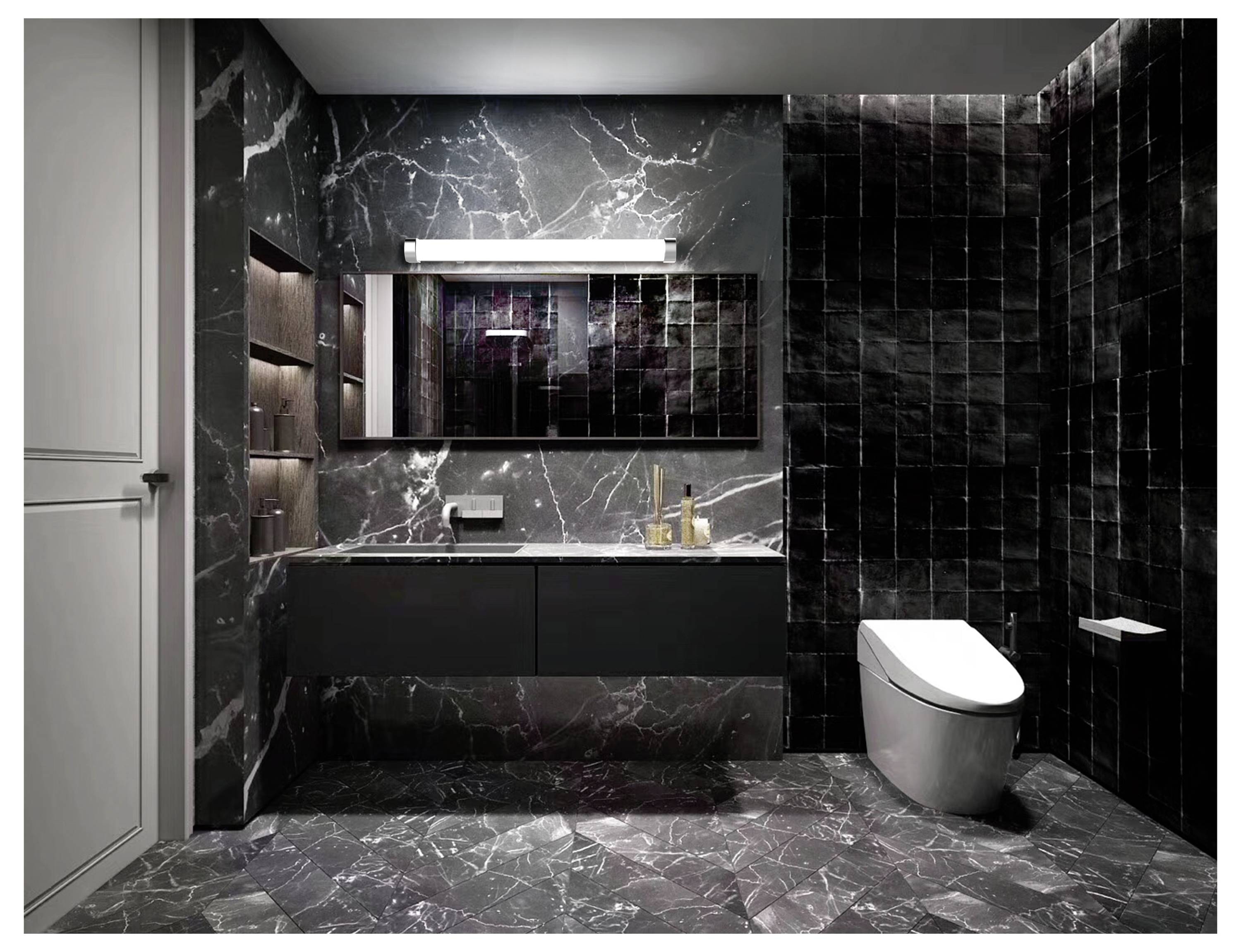 Ein modernes Badezimmer mit dunklen Marmorfliesen, einem großen Spiegel, einem wandmontiertem Waschbecken mit Goldarmaturen und einer eleganten Toilette.