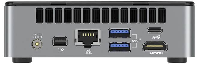 Rückseite eines kompakten Mini-PCs mit Stromeingang, USB-C, DisplayPort, zwei USB-A-Anschlüssen, Ethernet und HDMI-Verbindungen.