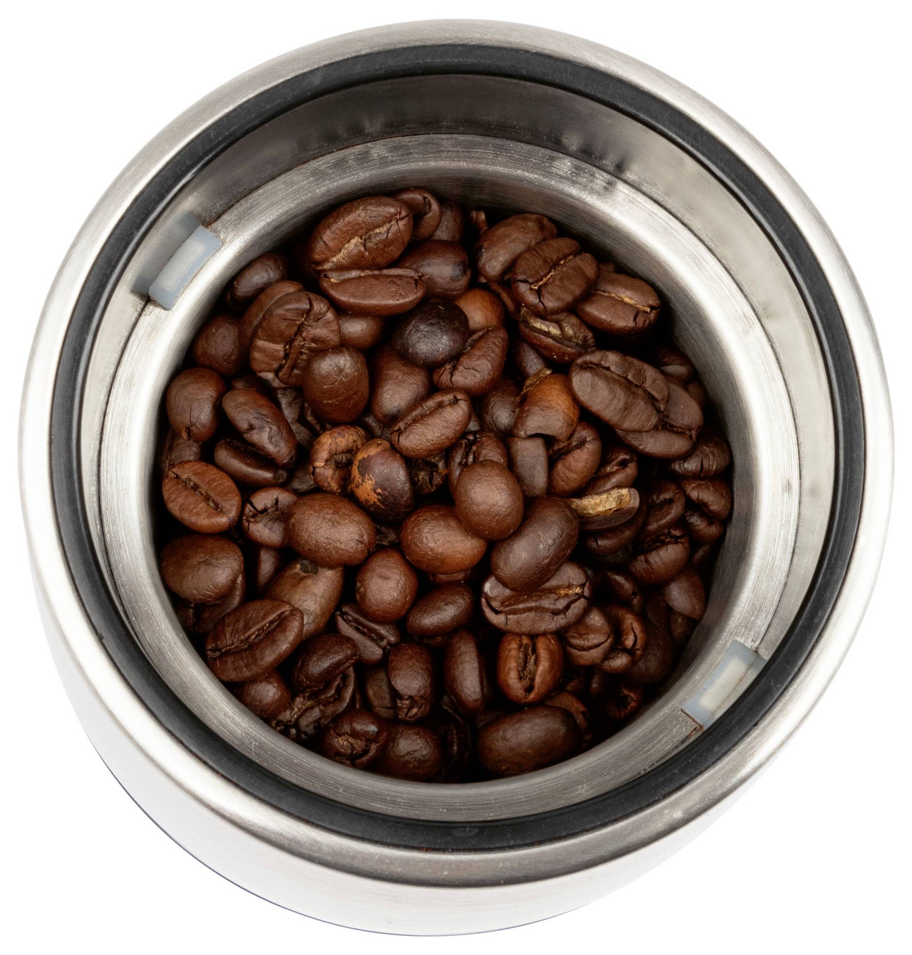 Eine Kaffeemühle aus Metall, von oben betrachtet, gefüllt mit ganzen gerösteten Kaffeebohnen.