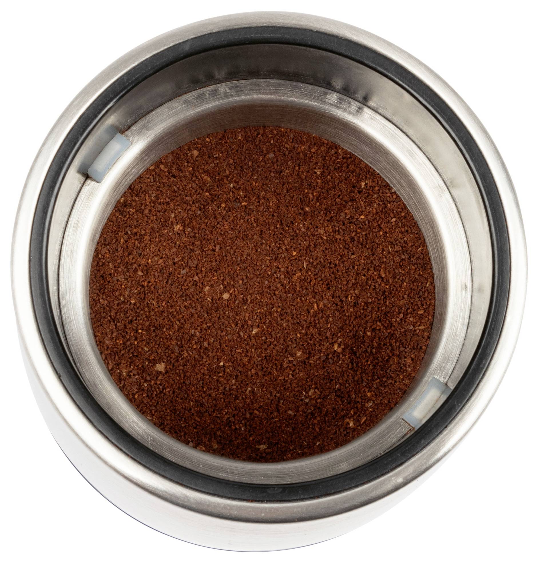 Frisch gemahlener Kaffee in einem Edelstahlbehälter, von oben betrachtet.