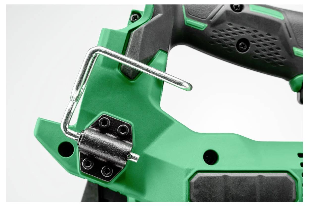 Nahaufnahme des Griffes und des Metallhalters eines grünen und schwarzen Werkzeugs, die das ergonomische Design und die robuste Konstruktion betonen.