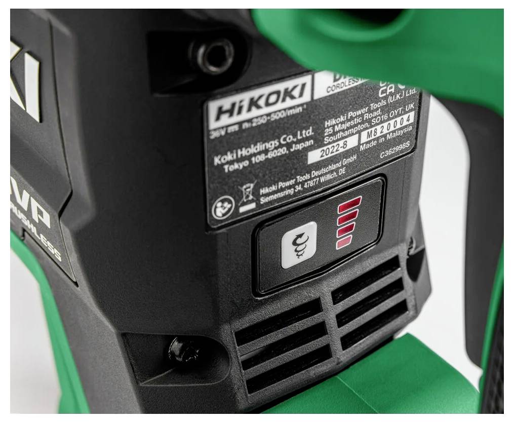 Eine Nahaufnahme eines schwarzen und grünen Elektrowerkzeugs mit einem Etikett von 'HiKOKI Holdings Co., Ltd.' Modell-Informationen und Spezifikationen sind sichtbar.