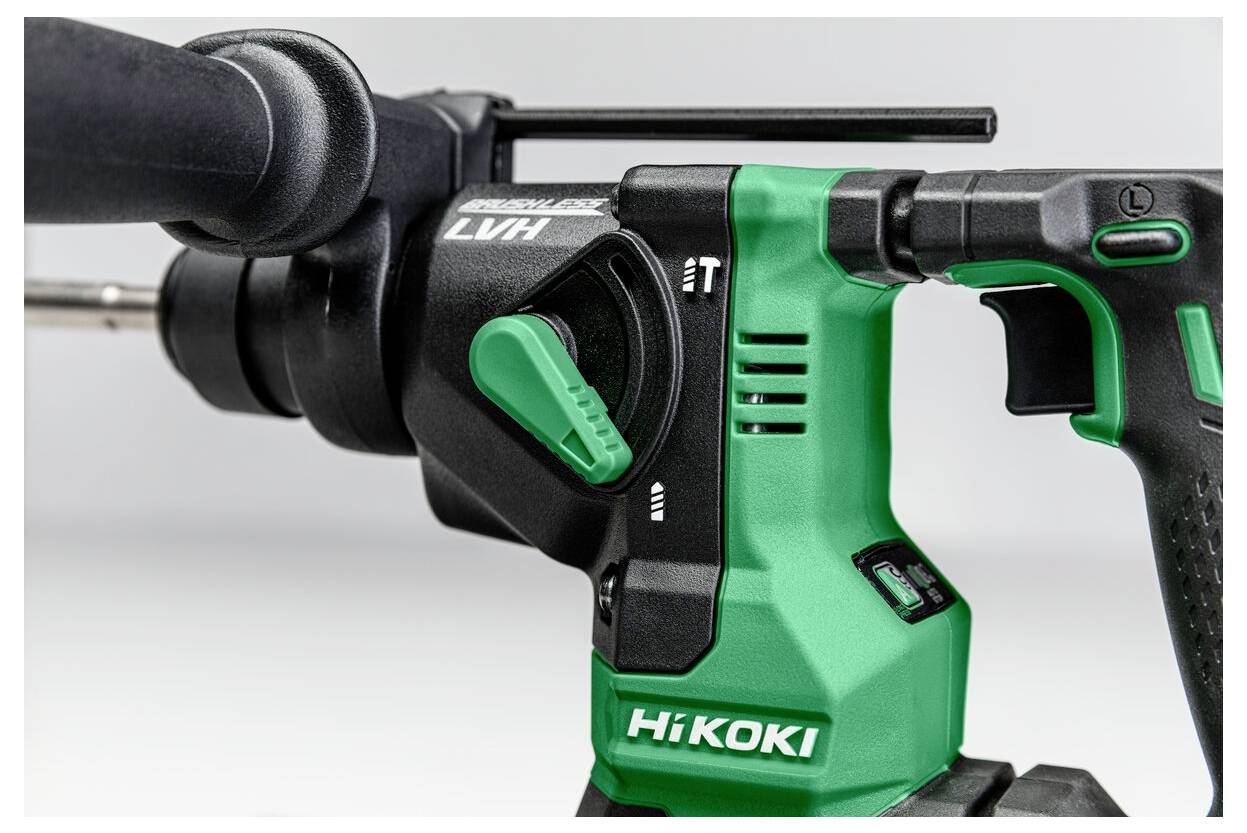 Ein grünes und schwarzes Hikoki-Elektrowerkzeug mit einem Griff und einem Einstellungsdrehknopf, das für Bohrarbeiten oder ähnliche Konstruktionszwecke entwickelt wurde.