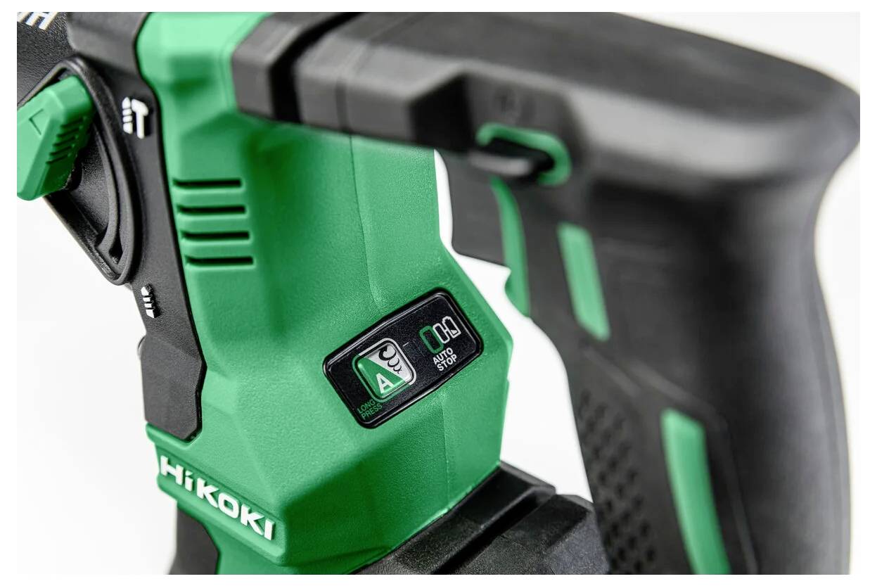 Nahaufnahme eines grünen und schwarzen Hikoki-Powertools, das den Griff und den Kontrolldrehregler zeigt, mit einem sichtbaren Energieeffizienz-Etikett.