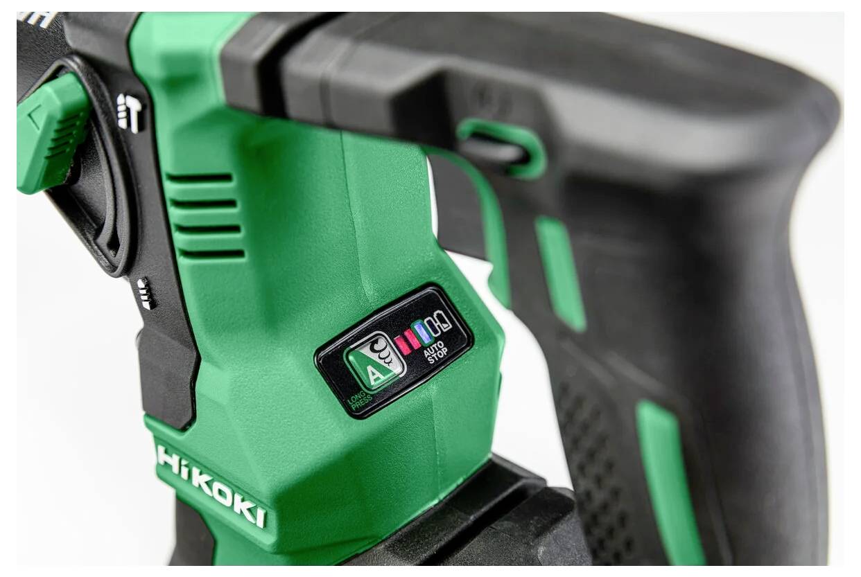 Grüne und schwarze Hikoki-Elektrowerkzeug mit einer Nahaufnahme des Griffes und des Einstellungsrads.