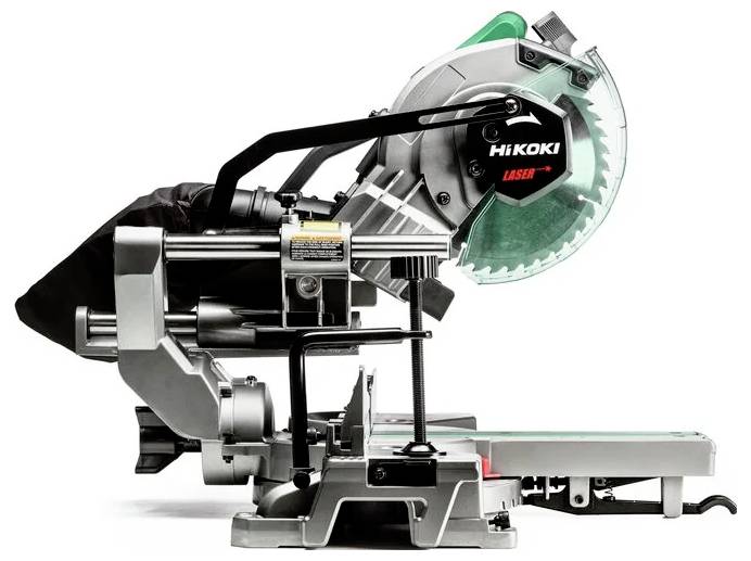 Ein HiKOKI Kapp- und Gehrungssäge mit Laserführung, ausgestattet mit einem metallischen Rahmen und einem Staubbeutel-Anschluss, geeignet für präzises Holzschneiden.