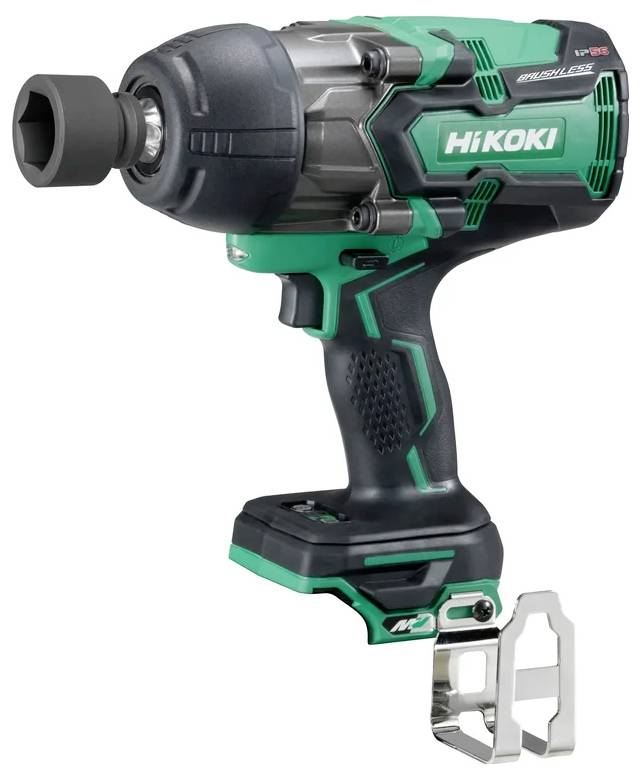Ein grün-schwarzer Akkuschrauber mit einer metallischen Haken-Halterung ist zu sehen. Der Markenname 'Hikoki' ist seitlich erkennbar.