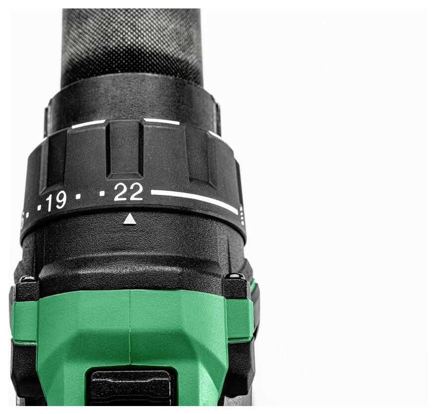 „Nahaufnahme der Drehmomenteinstellungen einer Bohrmaschine, bei der die Zahlen 19 und 22 hervorgehoben sind und ein Pfeil die Auswahl anzeigt.