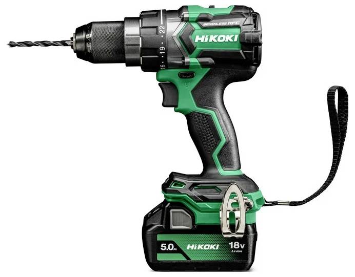 Eine grüne und schwarze kabellose Bohrmaschine mit dem Etikett 'HiKOKI', ausgestattet mit einem 18V-Lithium-Akku und einem angesetzten Bohrer.