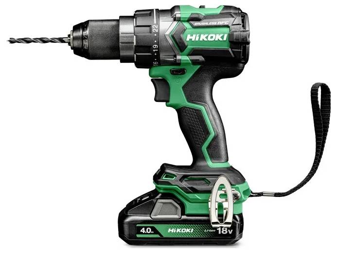 Eine grüne und schwarze kabellose Bohrmaschine mit einem Metallbohrer, versehen mit einem seitlichen Schalter und einem 18V-Akkupack.