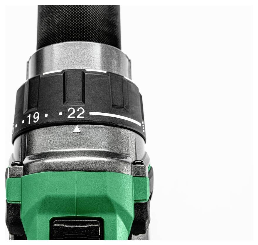 Eine Nahaufnahme einer Bohrmaschine mit grünem und schwarzem Gehäuse und einem sichtbaren Drehmomentestellring, der mit den Zahlen '19' bis '22' gekennzeichnet ist.