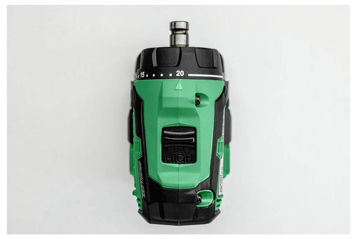 Weitwinkelaufnahme eines grünen und schwarzen Elektrowerkzeugs mit einer Skala von 1 bis 25, was auf einstellbare Einstellungen für verschiedene Aufgaben hindeutet.