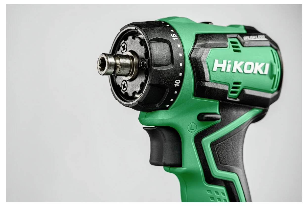 Eine grüne und schwarze kabellose Bohrmaschine mit einem silbernen Bohrfutter, mit der Aufschrift 'Hikoki', vor einem einfarbigen Hintergrund.