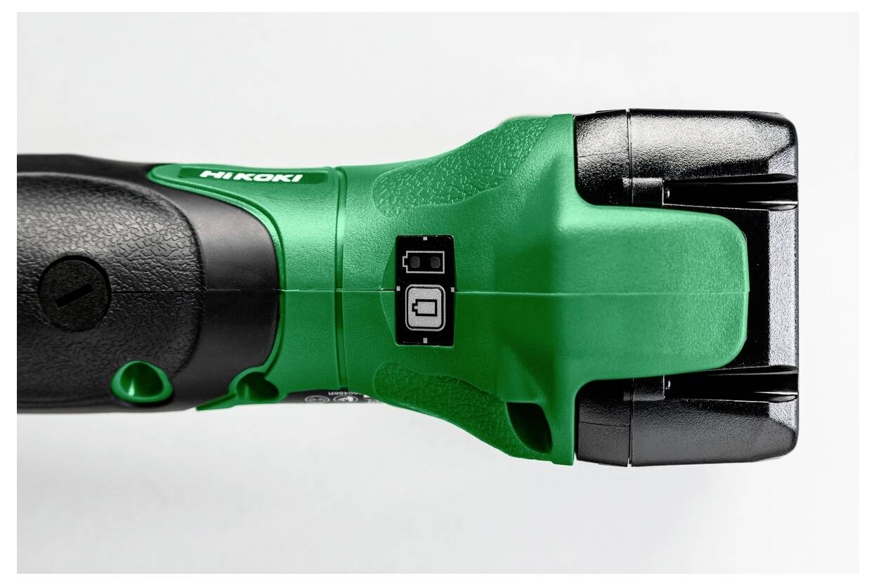 Eine Nahaufnahme eines grün-schwarzen Griffes eines Elektrowerkzeugs mit Einschalttaste und Logo.