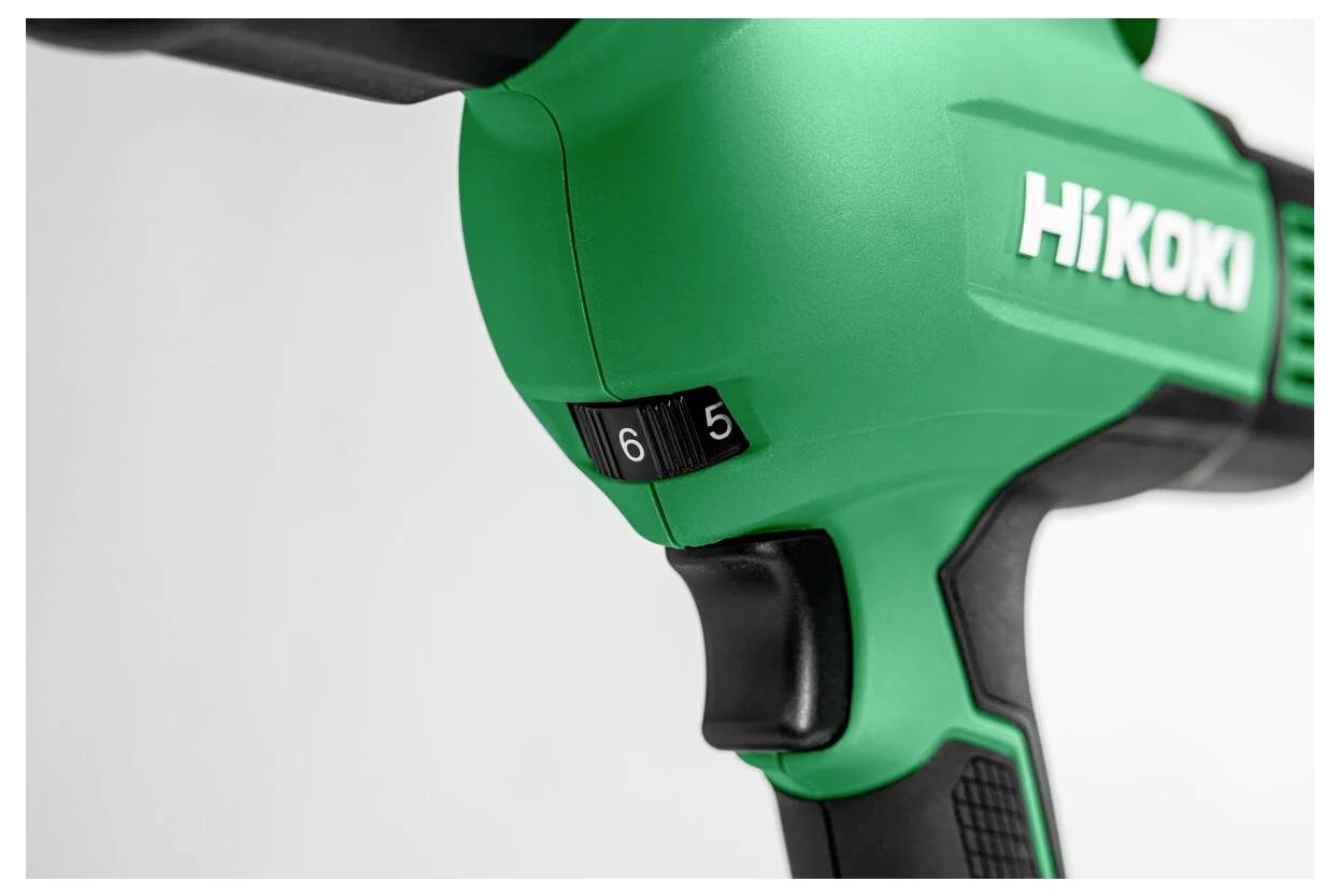 Ein grünes Hikoki-Werkzeug mit einem Wahlschalter, der die Zahlen '6' und '5' zeigt und einstellbare Einstellungen anzeigt.