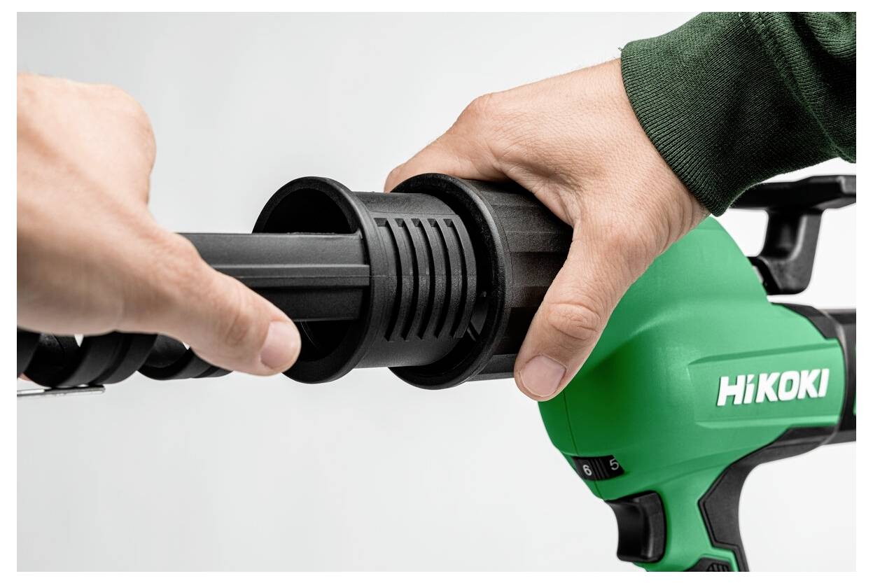 Zwei Hände justieren den Tiefeneinstellmechanismus an einem grünen Hikoki-Elektrowerkzeug und konzentrieren sich dabei auf den Griff und die Ausrichtung.