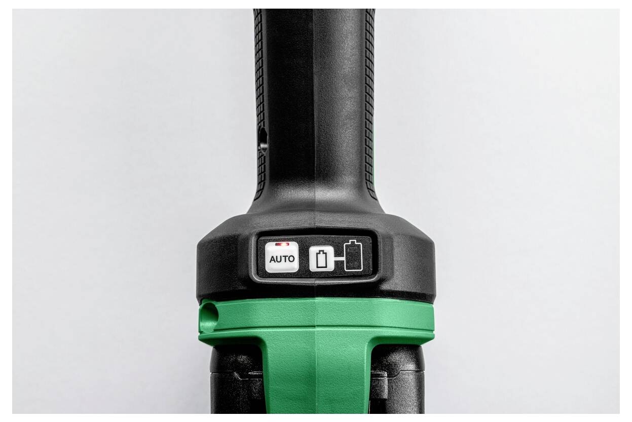 Nahaufnahme einer schwarzen und grünen Akku-Bohrmaschine mit Anzeigen für Betriebsbereitschaft und Akkustatus sowie beschrifteten Tasten für automatische Einstellungen.