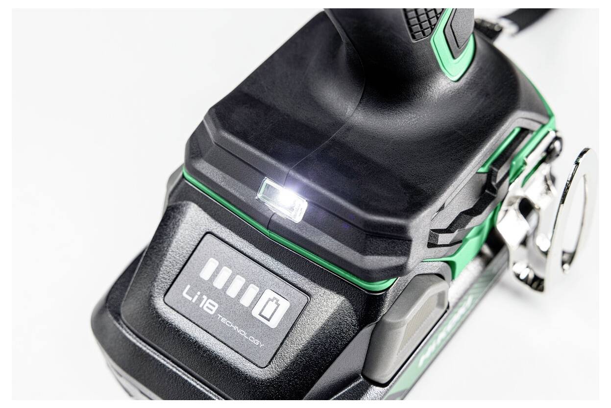 Eine Nahaufnahme eines schwarzen und grünen kabellosen Elektrowerkzeugs mit einer beleuchteten LED-Lampe und einem sichtbaren Akkuanzeiger mit der Beschriftung „Li-Ion