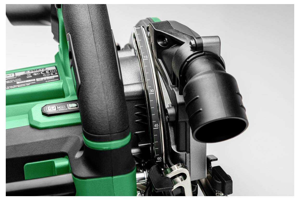 Nahaufnahme eines grünen und schwarzen Elektrowerkzeugs mit einem Staubabsaugstutzen und einer Winkeleinstellungsskala.