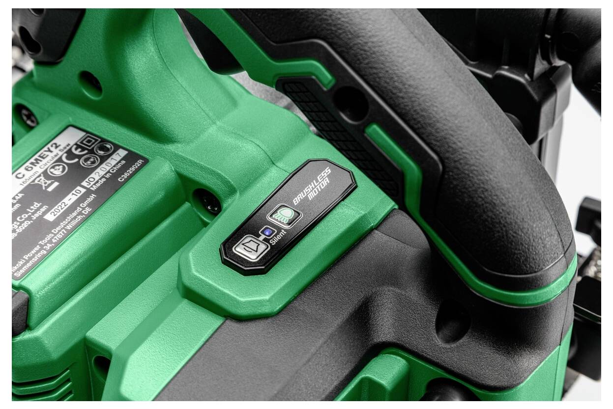 Eine Nahaufnahme eines grünen Akkuwerkzeug-Griffs mit einer digitalen Anzeige, die den Batteriezustand zeigt. Das Werkzeug verfügt über robuste, ergonomische Griffe.