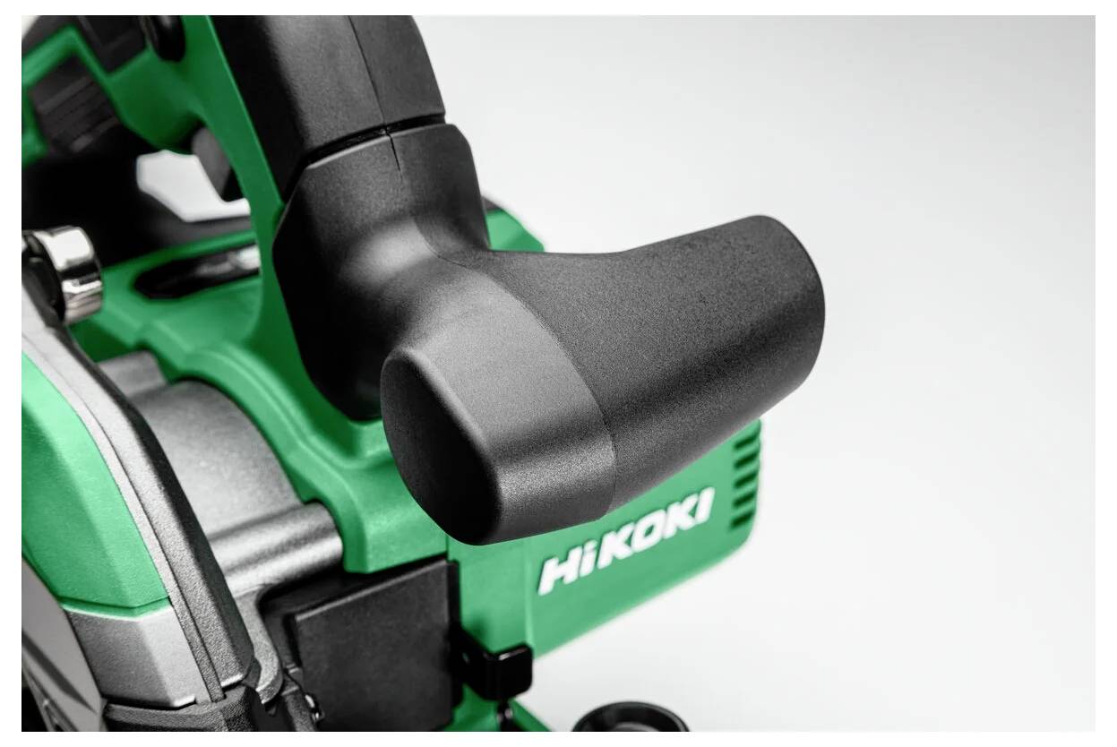 Ein grünes und schwarzes Elektrowerkzeug, das eine Nahaufnahme des Griffes und das Markenlogo 'HiKOKI' an der Seite zeigt.