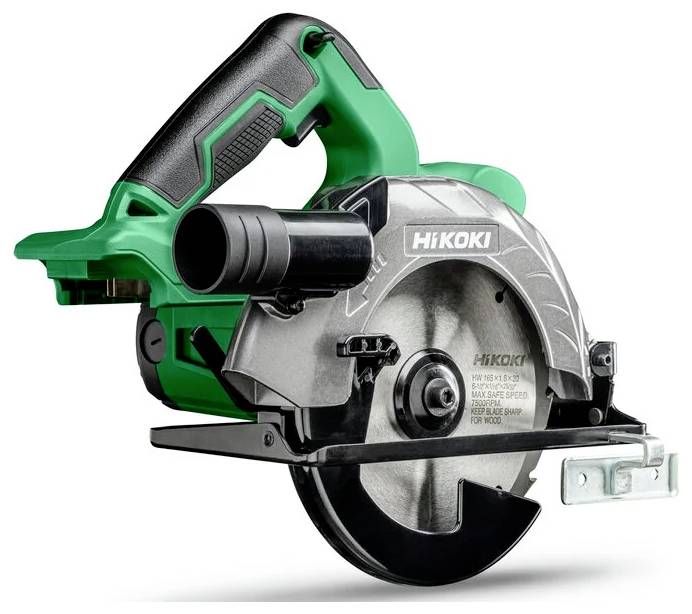 Eine grüne und schwarze Handkreissäge mit einer Metallklinge. Der Markenname 'Hikoki' ist auf dem Werkzeuggehäuse sichtbar.