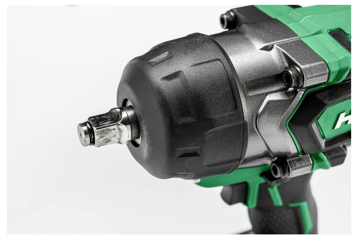 Eine Nahaufnahme eines Schlagschraubers, der die Metallaufnahme und das grün-schwarze Gehäuse des Werkzeugs zeigt.