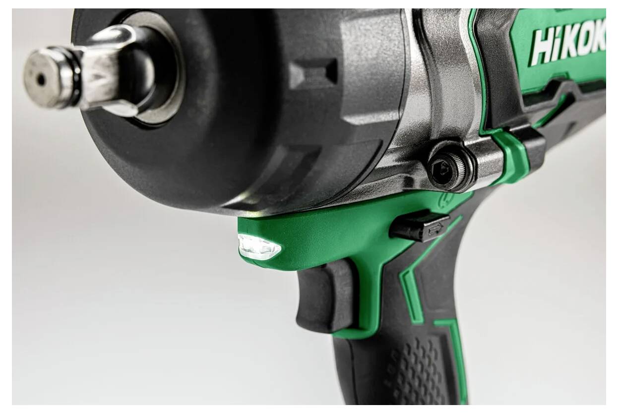 „Nahaufnahme eines grünen und schwarzen Werkzeugs mit Auslöseschalter und LED-Licht. Teilweise sichtbarer Markenname an der Seite des Geräts.