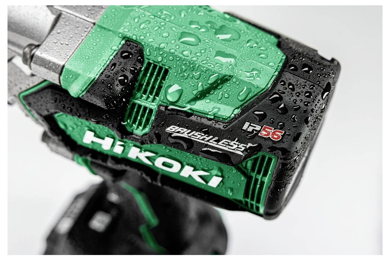 Eine Nahaufnahme eines grünen und schwarzen Elektrowerkzeugs, an dessen Seite die Marke ‚HiKOKI' sichtbar ist, bedeckt mit Wassertropfen, was auf seine Robustheit hinweist.