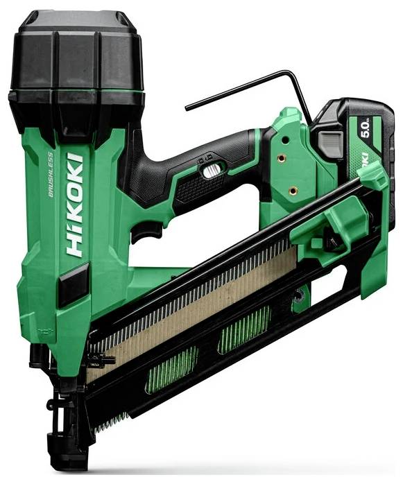 Grüner und schwarzer Nagelpistole mit 'HiKOKI' Branding. Batteriebetriebenes Design mit schräg angeordnetem Magazin zum Halten von Nägeln.