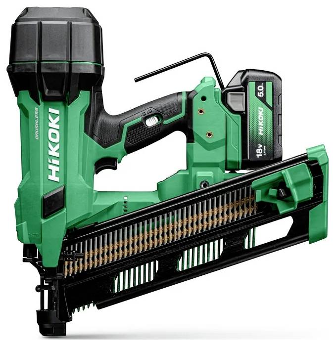 Nagelpistole mit grün-schwarzem Design, mit der Aufschrift 'HIKOKI', ausgestattet mit einem 18V-Akku und einem Magazin für Nägel. Akkukapazität wird mit 5,0 angezeigt.