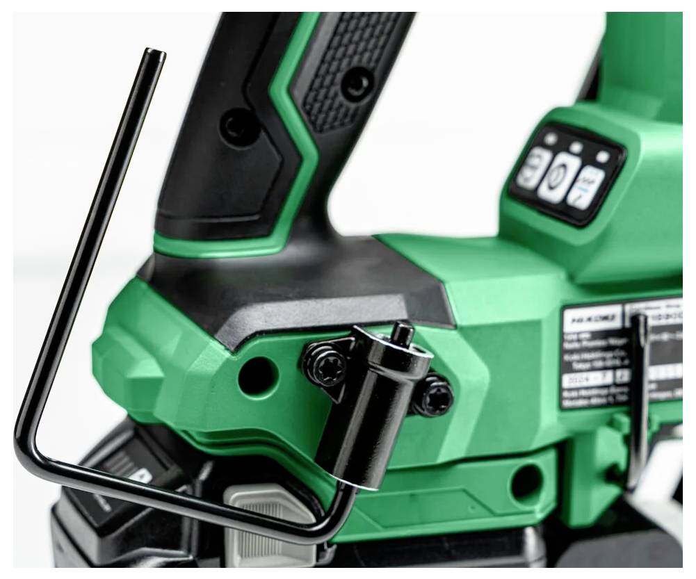 Ein Nahaufnahmefoto eines grünen und schwarzen elektrischen Werkzeugs mit Kontrollknöpfen und einer hervorstehenden Stange an der Seite, das für Bauaufgaben verwendet wird.