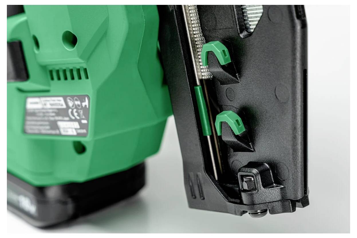 Eine Nahaufnahme eines grünen und schwarzen Werkzeugs, die die verstellbaren Einstellungen für präzisen Gebrauch hervorhebt.