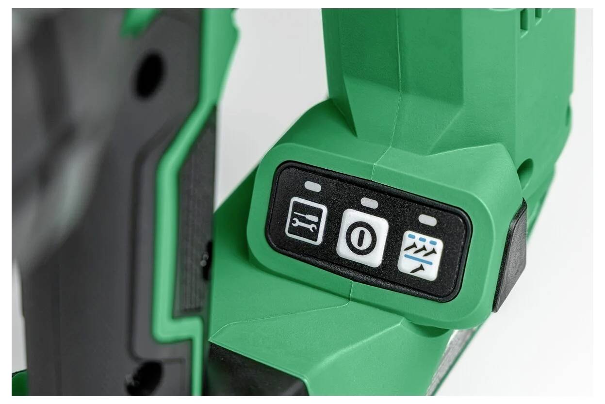 Eine Nahaufnahme eines grünen Elektrowerkzeugs mit drei Tasten, auf denen Symbole verschiedene Werkzeugeinstellungen für unterschiedliche Funktionen anzeigen.