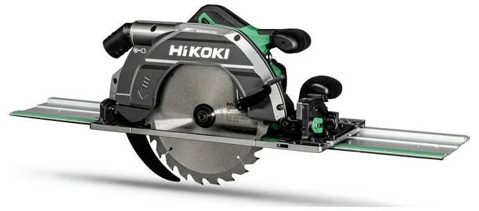 Eine Kreissäge mit Metallklinge und 'Hikoki'-Branding, ausgestattet mit Griffhandgriff und Führungsschienen, die zum präzisen Holzschneiden verwendet wird.