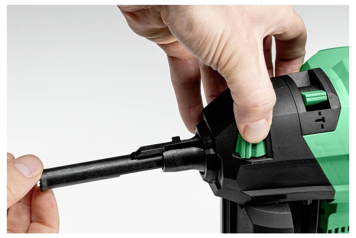 „Nahaufnahme einer Hand, die einen Bohrer in eine grün-schwarze Akkuschrauber einsetzt und damit die Werkzeugmontage demonstriert.