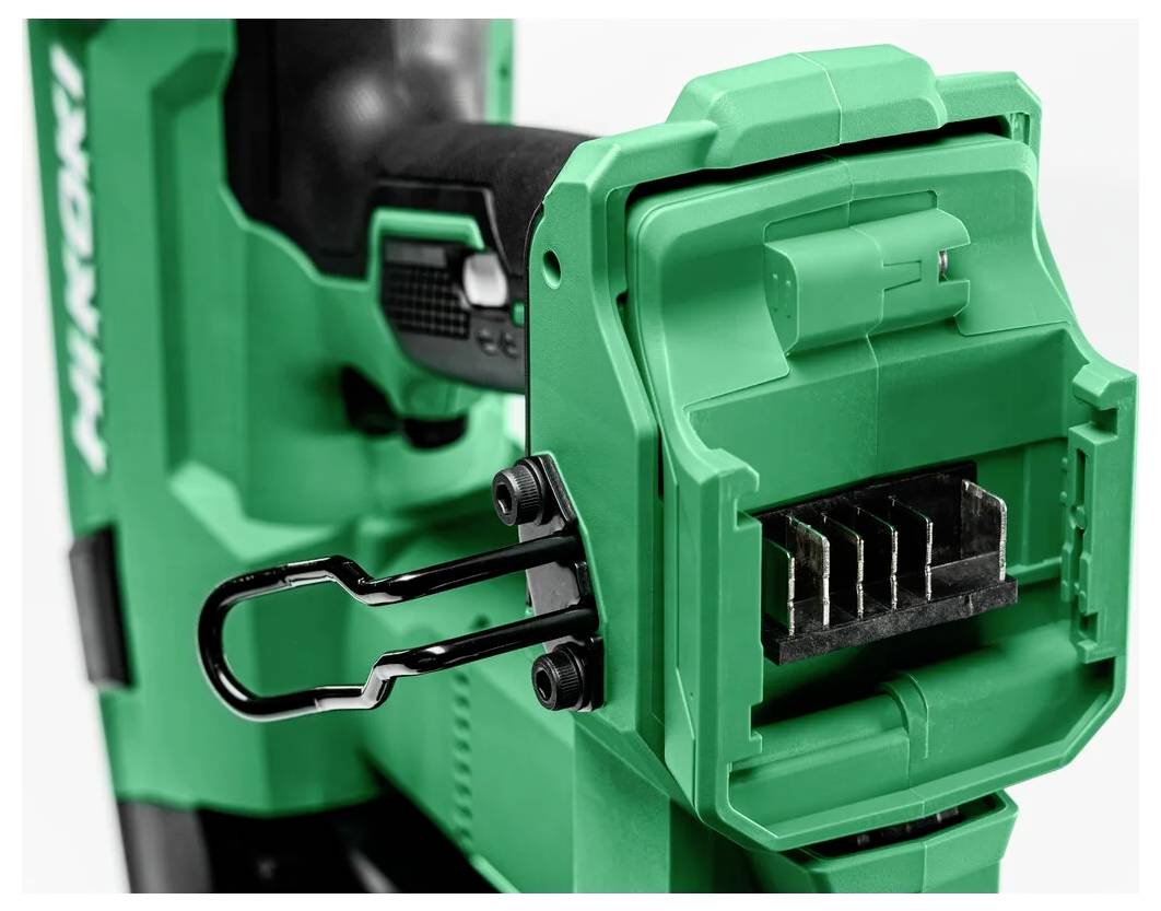 Ein grünes Elektrowerkzeug, entwickelt zum Befestigen, mit sichtbaren metallischen Befestigungselementen, die in seinem vorderen Bereich geladen sind. Auf der Seite ist die Markierung deutlich erkennbar.